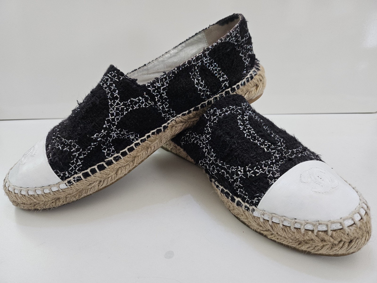 CHANEL ESPADRILLES Black & White Tweed & Leather 39 Authentic Rare CC Logo Flats image 5