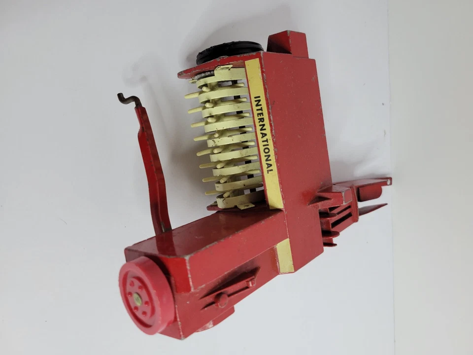 1/16 Ertl  International Harvester Hay Baler Red Tractor Implement Vintage - Image 3 of 4