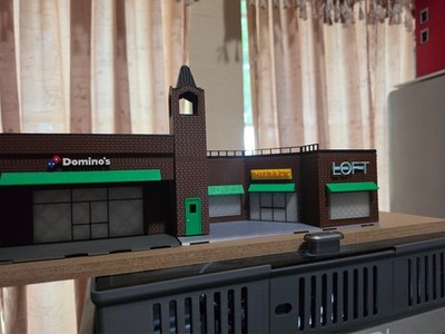 STRIP MALL ASSEMBLED PRINT ON DEMAND S SCALE BUILDING/DIORAMA