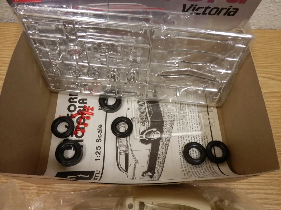 1956 Ford Victoria Modello Costruzione Set 1/25 AMT Ertl Oldtimer N. IN VP - Immagine 4 di 4