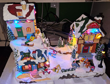 DISNEY 11 IN MUSICAL SKI VILLAGE HOLIDAY WORKS LIGHTS MUSIC TESTED DAMAGED B