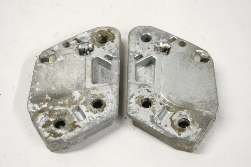 Original 1961 1962 Buick Skylark Par Especial Puerta Delantera Derecha e Izquierda Golpeador Foto 3 de 3