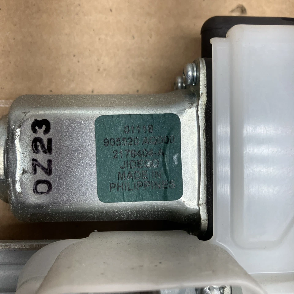 Actuador de cierre de escotilla tapa maletero trasero Infiniti QX56 2011-2013 Foto 2 de 4