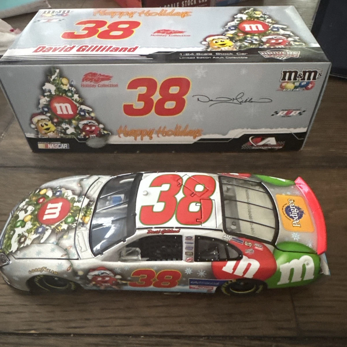 2007年 アクションデビッドギランド #38 David Gilliland 1:24 Diecast Racing Cars 2007 Vehicle Year for