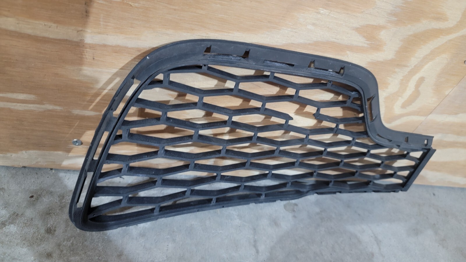 2014 2015 2016 2017 Maserati Ghibli Front Inner Right Bumper Grille Insert OEM 