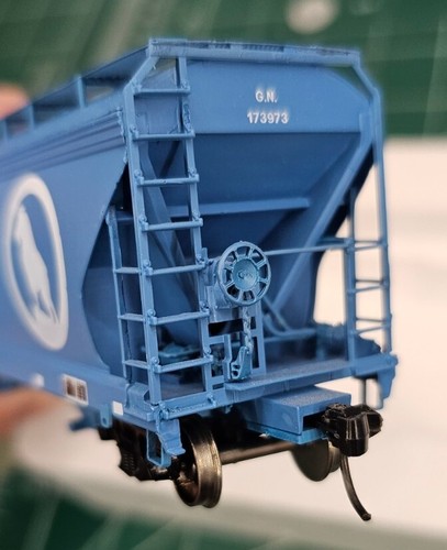 1058E Intermountain Great Northern Railway ACF 2-Bay Covered Hopper - Picture 4 of 6