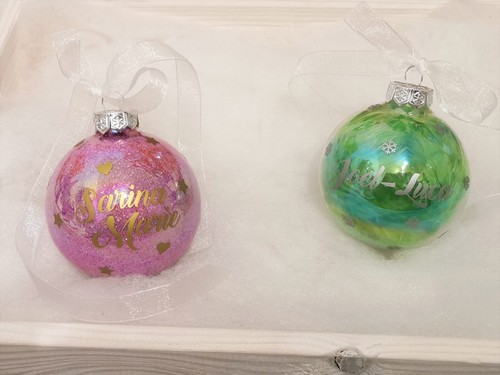Weihnachtskugel aus Glas 8cm mit Namen + Wunschfüllung Federn Glitzer Schnee - Bild 4 von 12