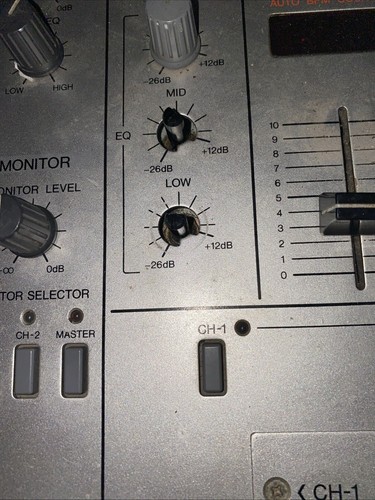 Pioneer DJ DJM-300 Silver 2-Channel Professional DJ Mixer For Parts Or Repair - Picture 4 of 9