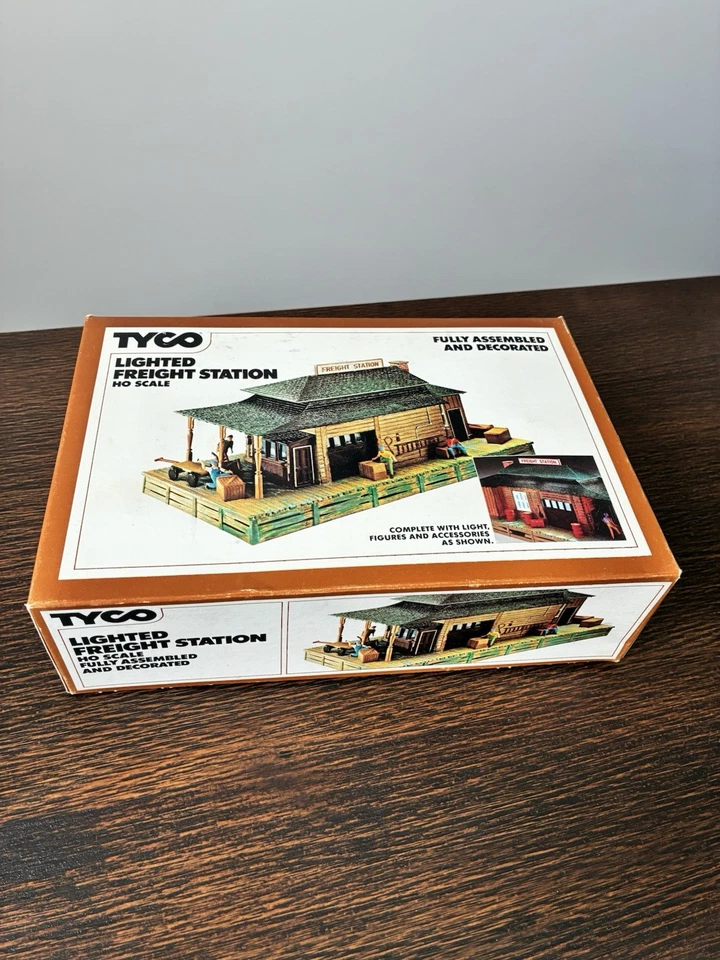 Tyco Lighted Freight Station HO Scale Model CIB original Pieces/packaging #906 - Image 4 of 4