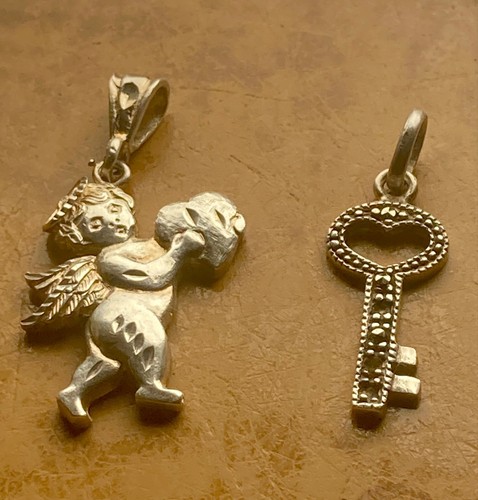 2 CIONDOLI VINTAGE ARGENTO STERLING PENDENTI CHIAVE E PUTTO ANGELO CUPIDO - Foto 15 di 15