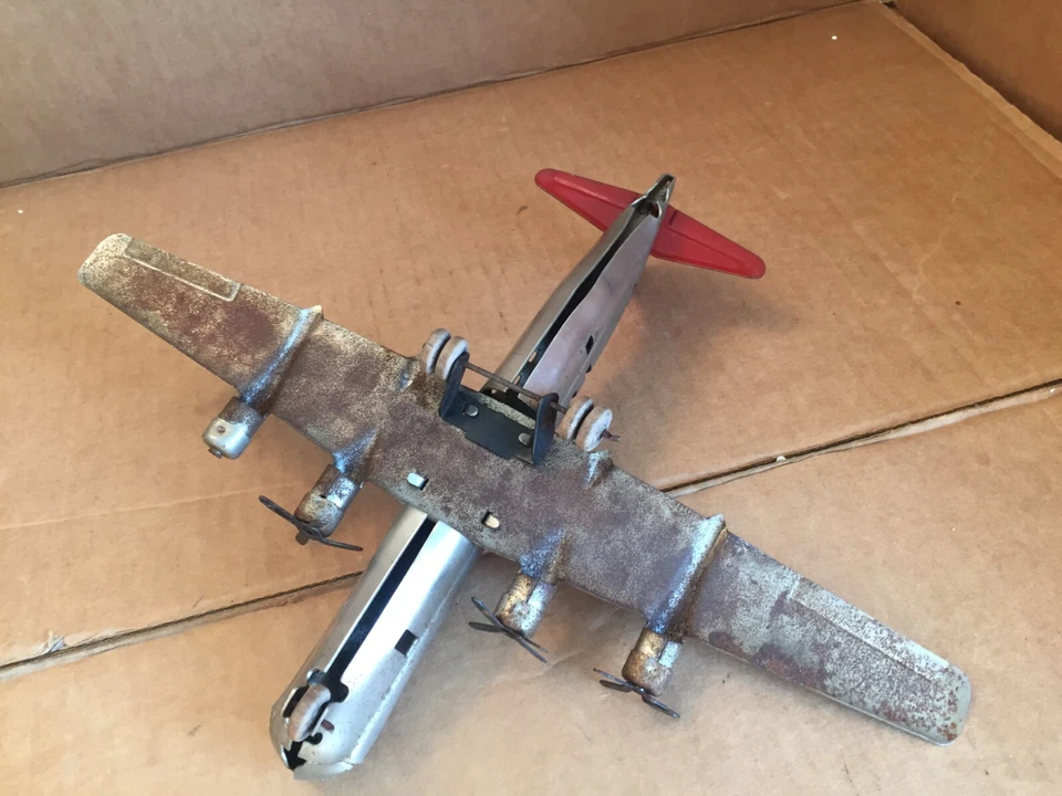 Avión de pasajeros WYANDOTTE STRATOCRUISER VINTAGE AÑOS 40 JUGUETE ACERO PRENSADO ROJO PLATA Foto 2 de 4