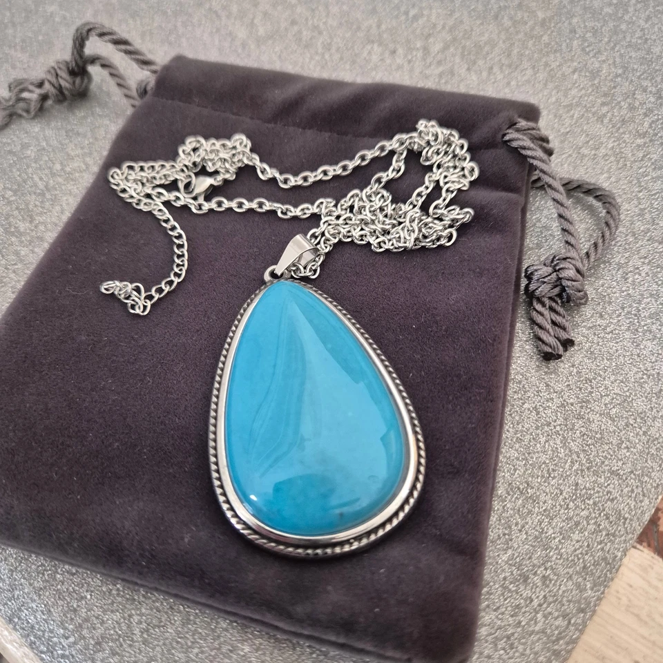 Colgante Howlite de la Bella Durmiente en tono plata Foto 2 de 4