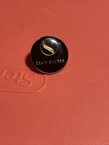 TEAM CLEAN F1 TEAM FORMULA ONE SPILLA DISTINTIVO CAPPELLO BAVERO SMALTATO BOTTONE PINBACK - Foto 1 di 4