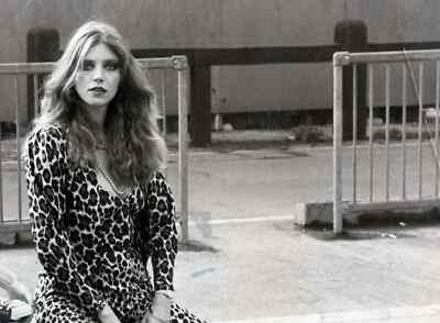 BEAUTIFUL BEBE BUELL 8X10 Photo