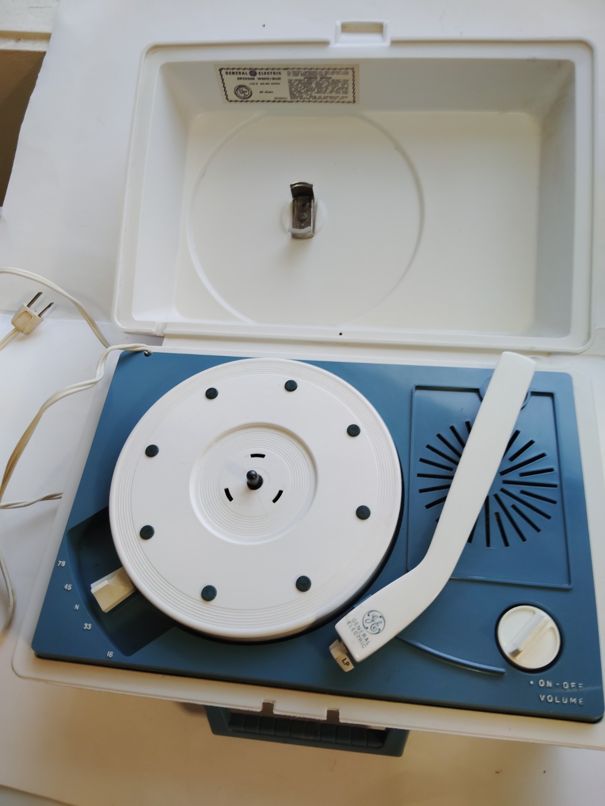 General Electric GE Solid State Automatic Portable Record Player 5 Speed BP3020B