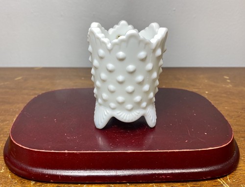 Fenton weiß Milchglas 3-Zehen Nagel Zahnstocher Streichholz Halter gewellter Rand NEU - Bild 7 von 7