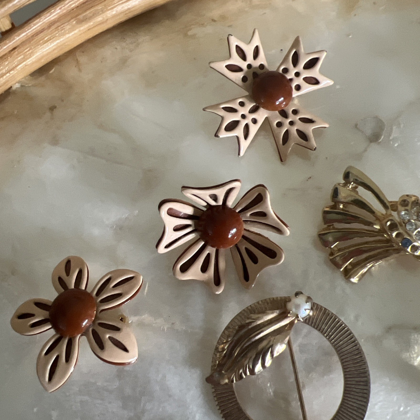 Lot Of 32 Vintage Brooches Pins Various Sizes and Style only one missing stones