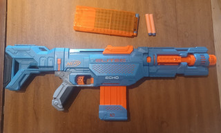 NERF Elite Echo 2.0 Dartblaster | Schulterstütze Lauf 2 Magazine und 20 Darts