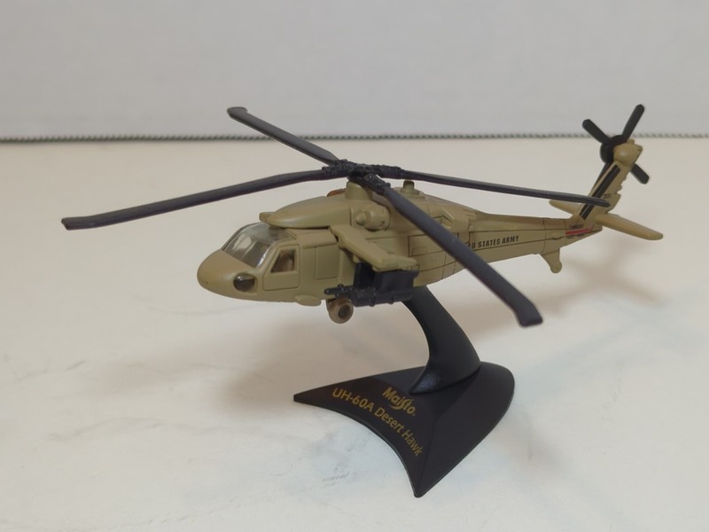 Maisto UH-60A Desert Hawk Helicopter Die2Cast US Army Helicopter Model Toy MINT 