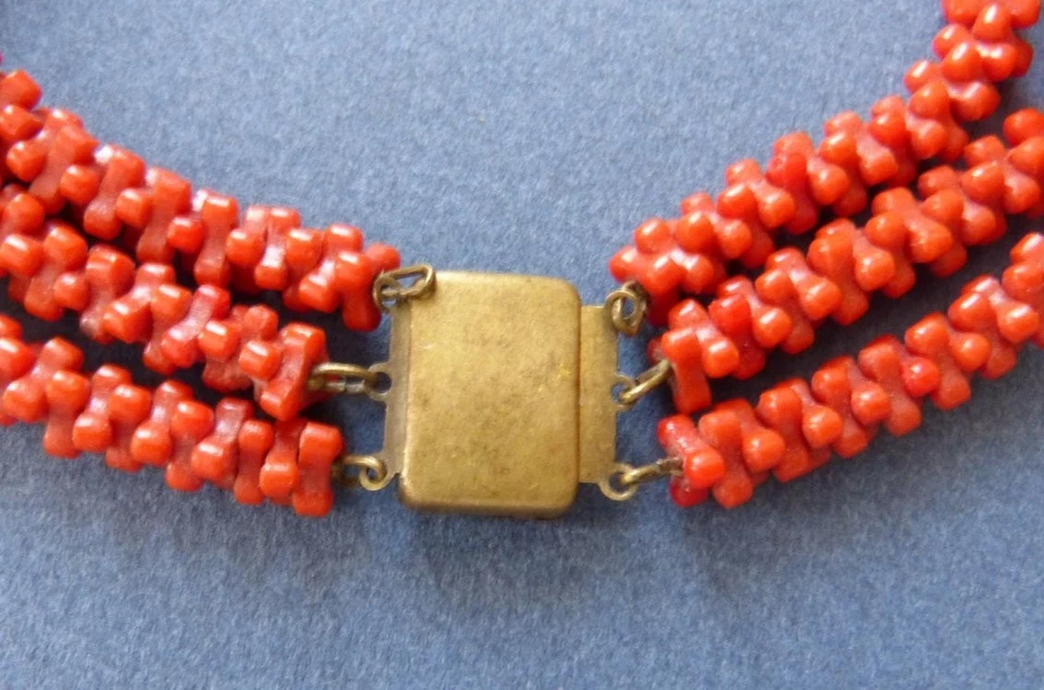 Collier ancien à 3 rangs de perles imitation corail vers 1910 - Photo 3/4