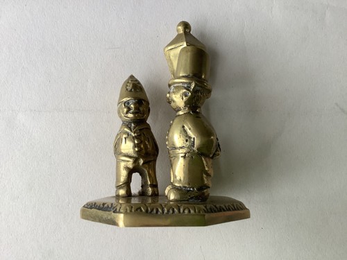 United Brassfounders: Two Policemen Standing by a Lamppost (Latón) - Imagen 3 de 8