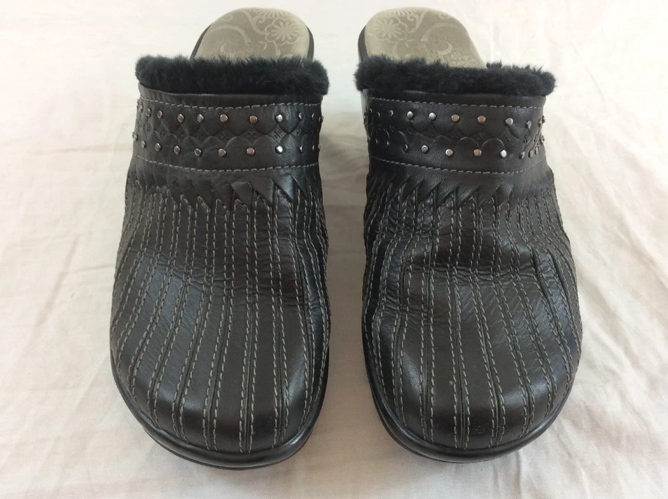Jambu 女式 7 M 码银色耳钉黑色皮革和模糊毛皮骡子鞋 — 第 3/4 张图片
