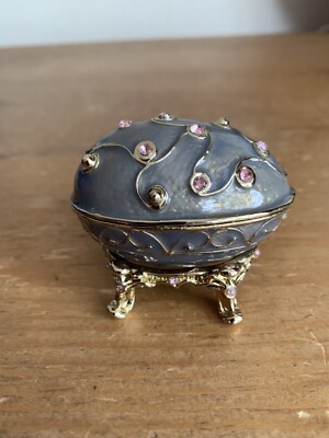 Faberge Ei Stil Emaille Schmuckschatulle auf Ständer mit Box. Violett