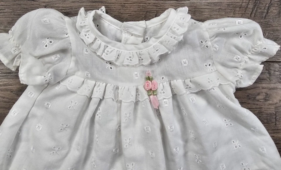 Roupas para bebê menina Alexis Preemie branco ilhós rosa vestido rosa pequeno - Imagem 2 de 3