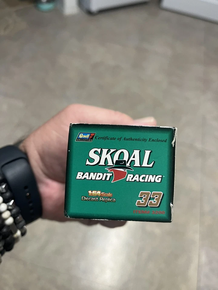 Ken Schrader #33 Skoal Bandit Racing/Bud Shootout 1998 Monte Carlo Revell 1/64 - Image 3 of 4