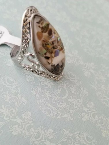 Mother of Pearl Chip Encased in Lucite Silver Tone Oval Filigree Ring Large Sz 8 - Picture 4 of 9