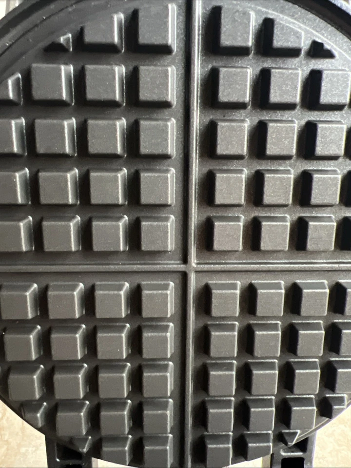 Breville® 4-Slice No-Mess™ Classic Round Waffle Maker - BWM520XL - 900 Watts - Image 3 of 4