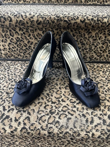 Christian Dior Souliers rare escarpins ornés de rosace en soie noire début 1970 8,5