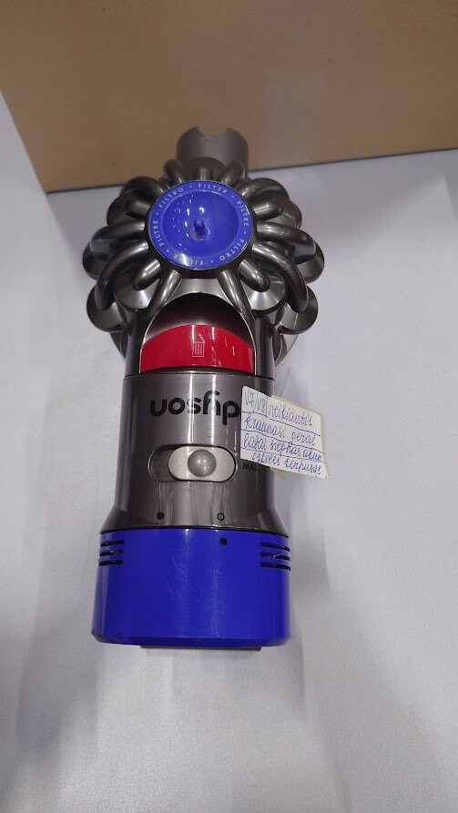 Dyson V7 V8 Vacuum Used with Weak Battery and Broken Part  
