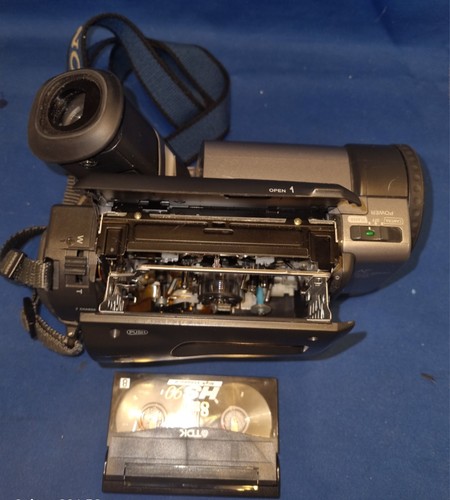 Sony CCD-TR3000E Hi8 Handycam & HANDYCAM STATION HSA-V515 With Remote Control - Picture 10 of 23