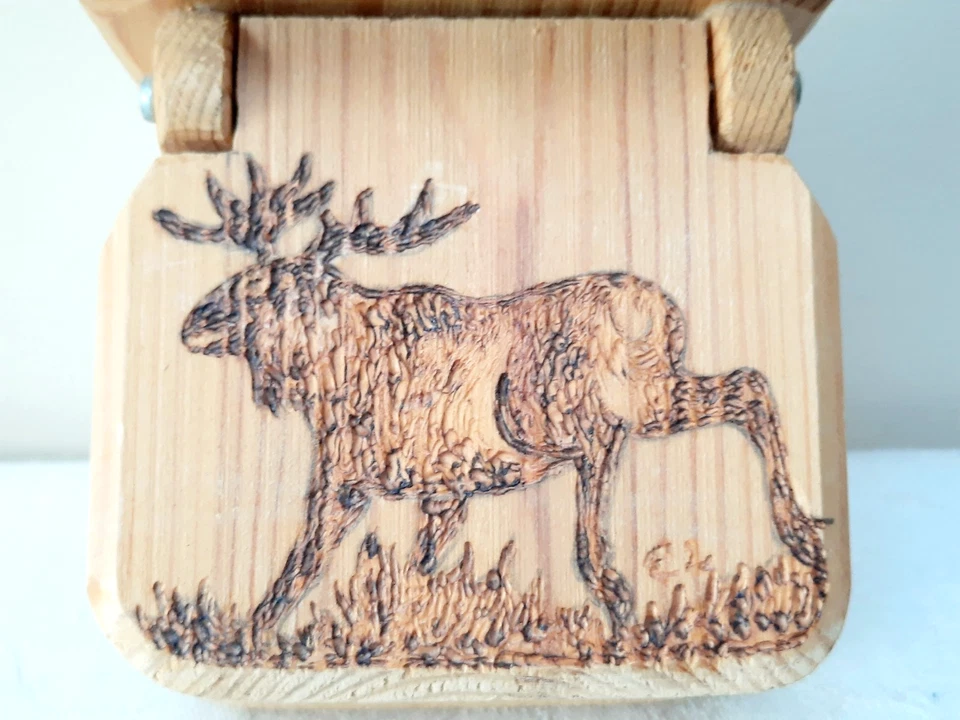 Swedish wooden box with etched elk on the lid - Image 3 of 4
