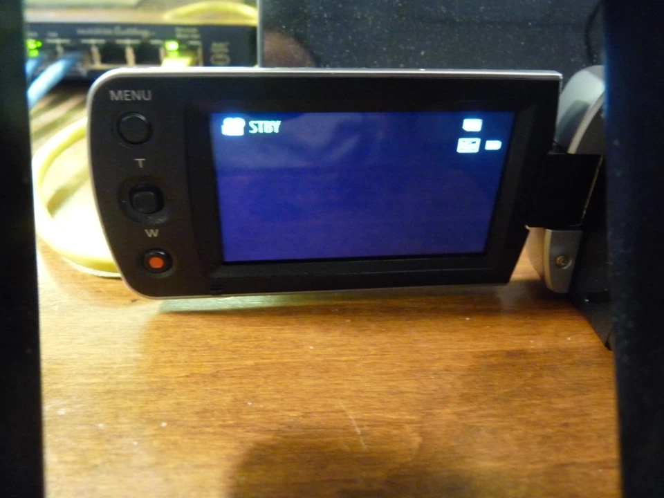 Samsung HMX-F90 HD Camcorder (Black) 52x Optical Zoom, 720p HD read description - Image 3 of 4