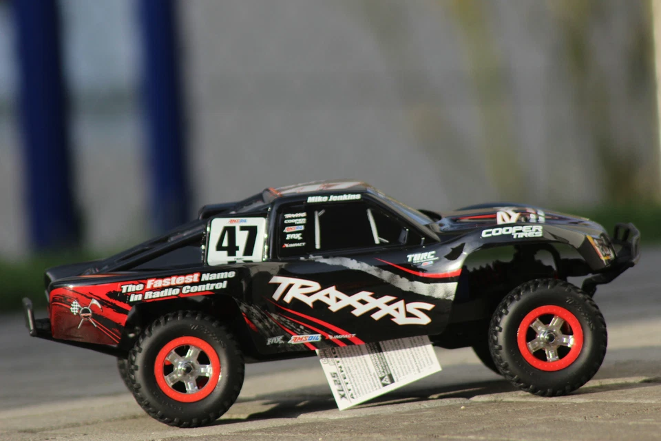 Traxxas 70054-8 schwarz Slash 4x4 Mike Jenkins 1:16 RTR SET AKKU + USB C NEU - Bild 4 von 4