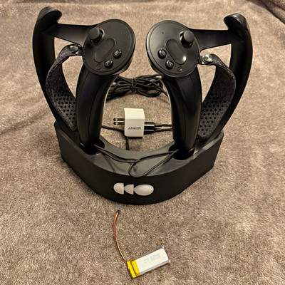 Valve Index Working Left, Broken Right Controllers + Charging Dock + Battery