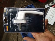 abschließbarer Fenstergriff in Weiß, der als Sicherheitsmaßnahme dient. [1, 2]