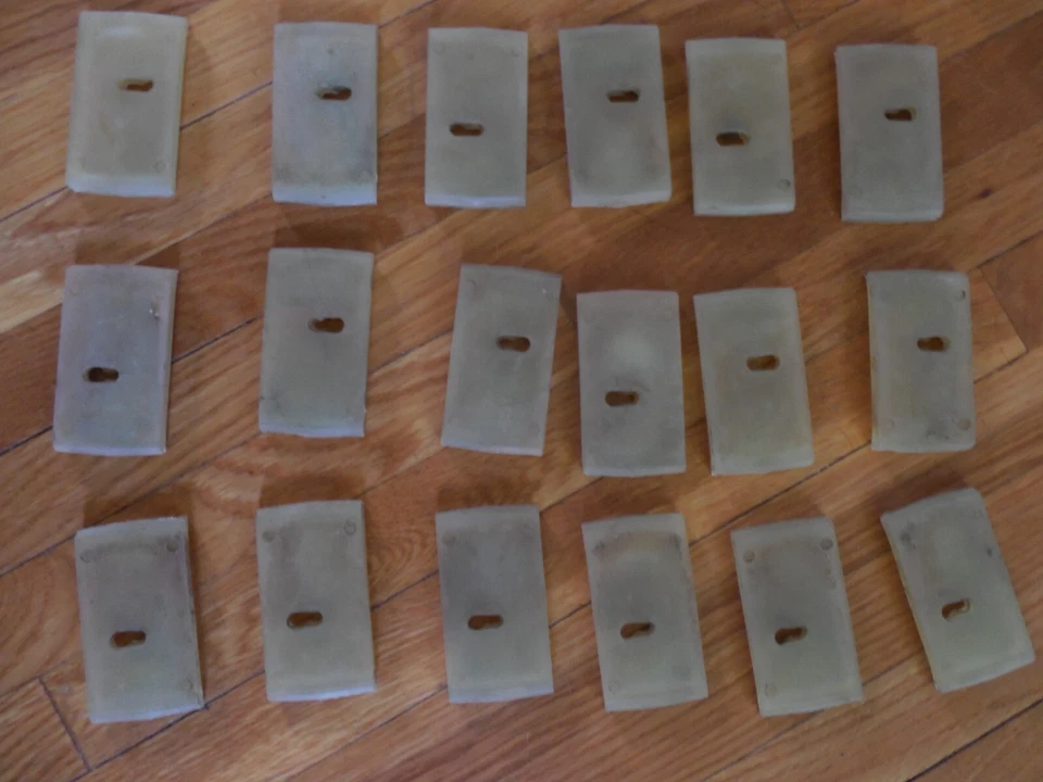 Convertible Eldorado 1974; clips y tornillos de montaje cromados. Foto 3 de 4