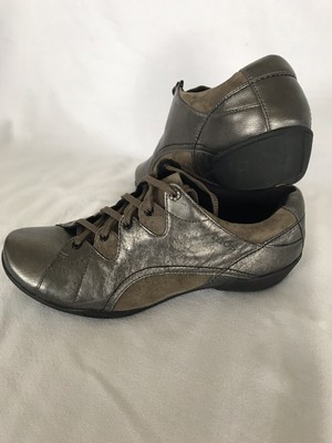 taos walking shoes