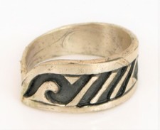 VINTAGE BEAUTIFUL STERLING SILVER NATIVE AMERICAN DESIGN ADJUSTABLE BAND RING