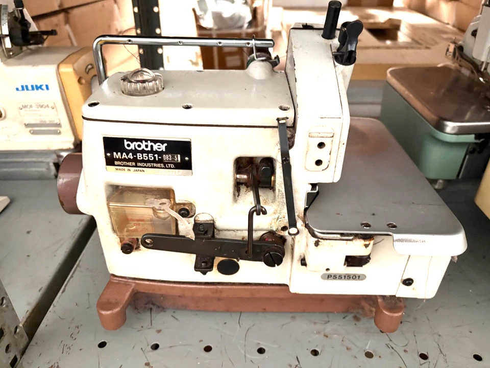 MÁQUINA DE COSER INDUSTRIAL BROTHER MA4-B551 CABEZA DE PUNTADA DE SEGURIDAD DE CINCO HILOS Foto 4 de 4