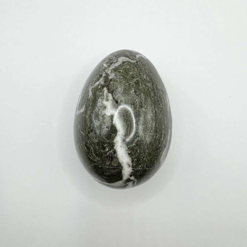 Oeuf en marbre vert et blanc. Peut-être Jaspe - Photo 2/4