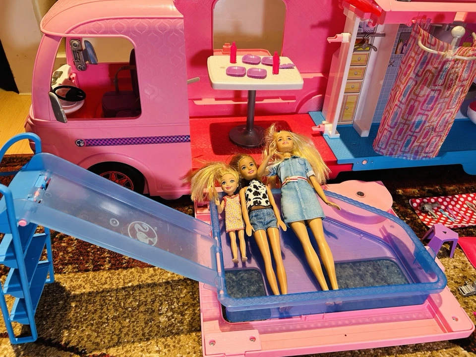 Barbie FBR34 Estate Dream Camper Rosa Pop Out Juego con Todos los Accesorios + 3 Púas Foto 3 de 4