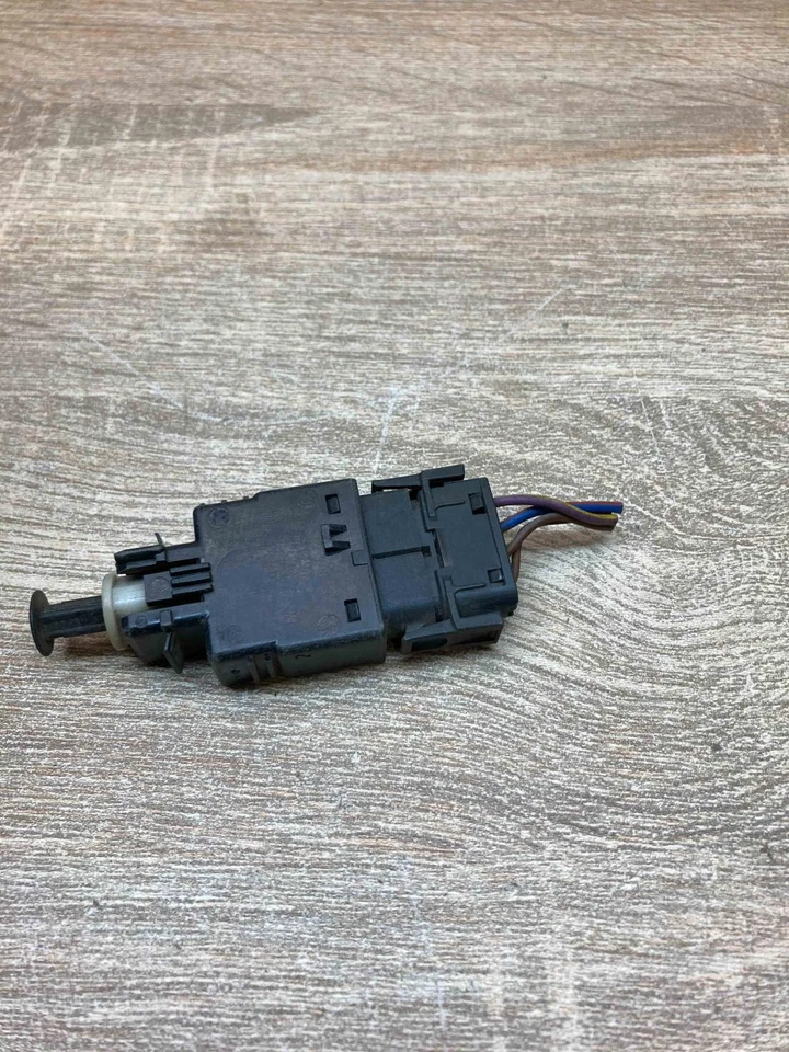 1382385 WITH PLUG Brake pedal sensor switch Fits for BMW 5 E34 - Image 3 of 4