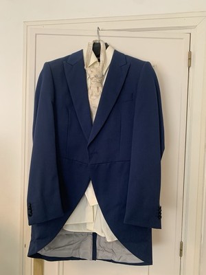 Traje  Chaqué De Novio Azul Con Chaleco Camisa Y Corbata Bordada En Beig