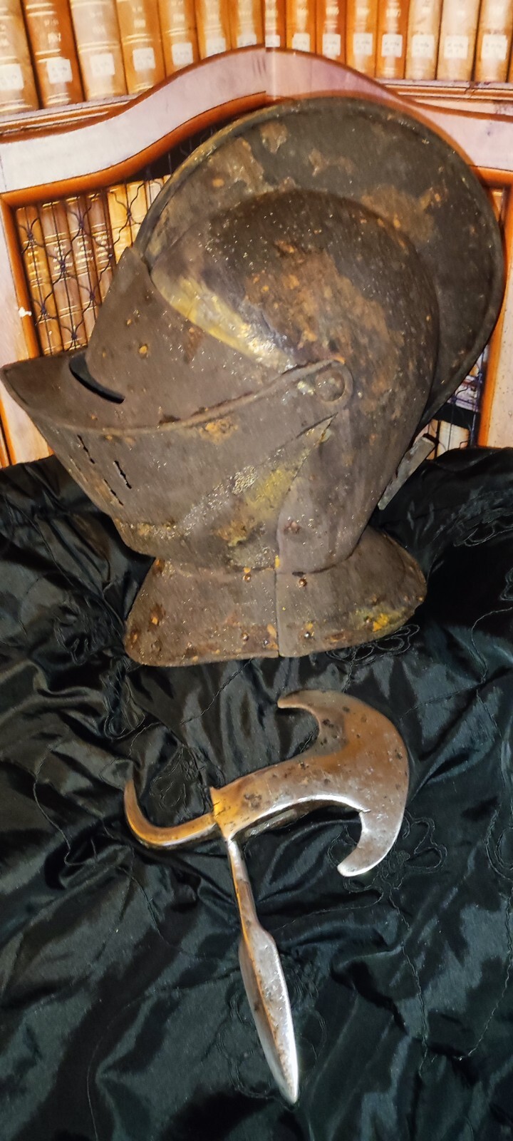 Antiguo casco medieval y alabarda