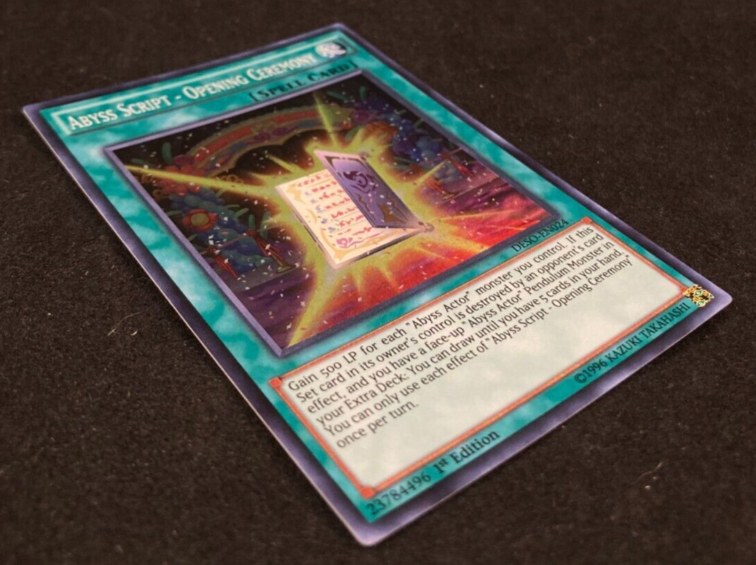 YU-GI-OH! Karte „Abyss Script – Eröffnungszeremonie“ (DESO-EN024) – Super Rare, 1. Ausgabe