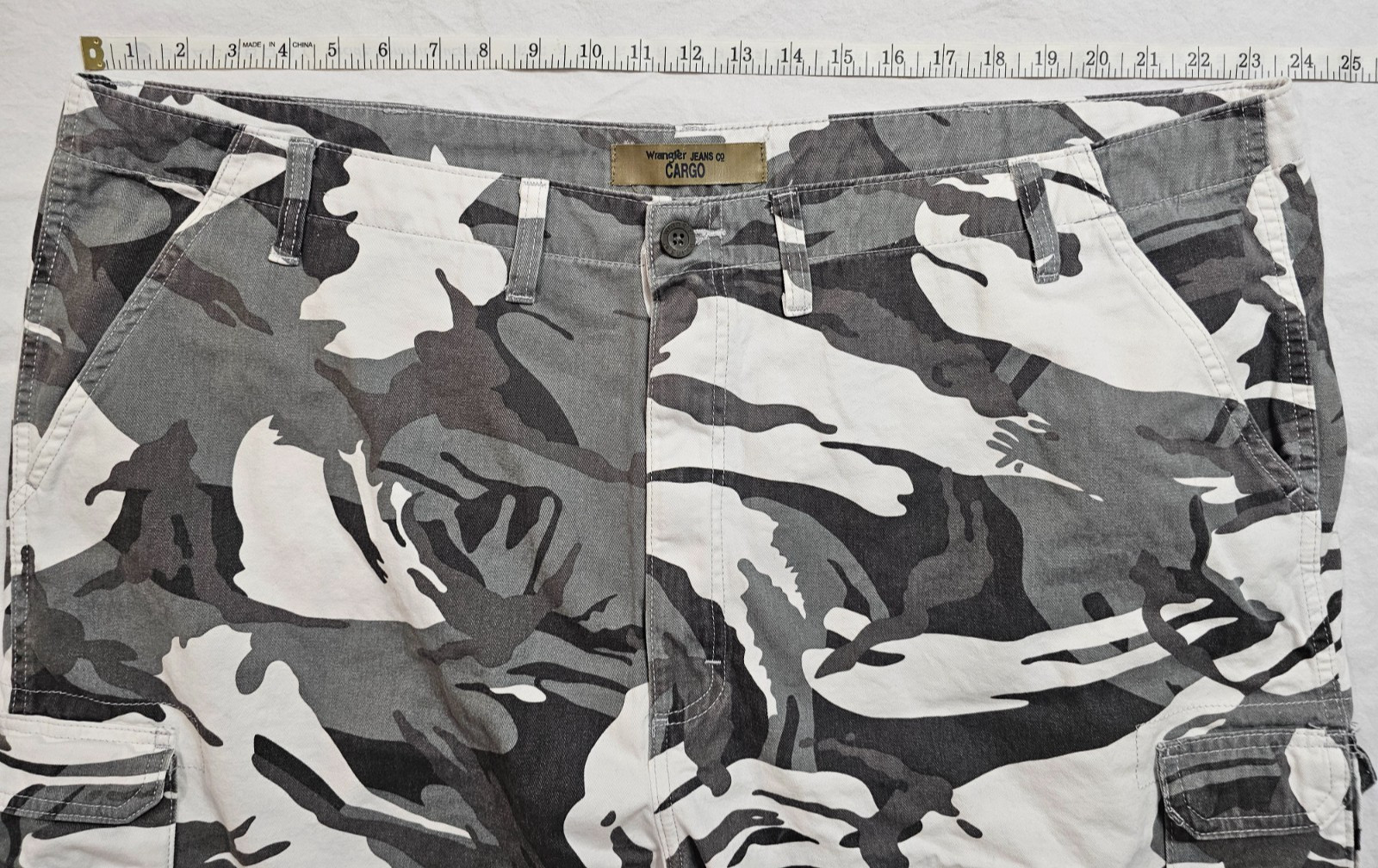 Wrangler Men’s Camo Cargo Shorts Size W48 / I9 Gray White image 2